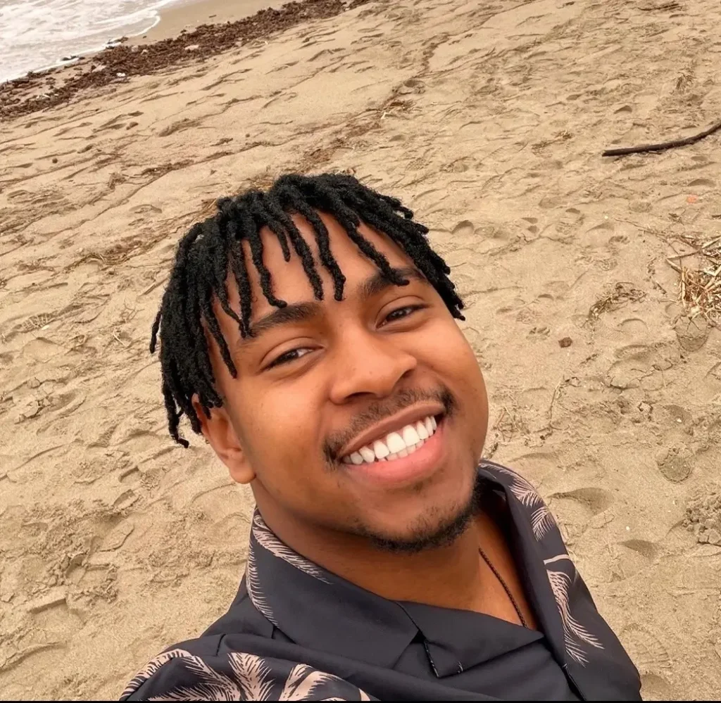 A selfie of the handsome Victor Ijomah by the beach